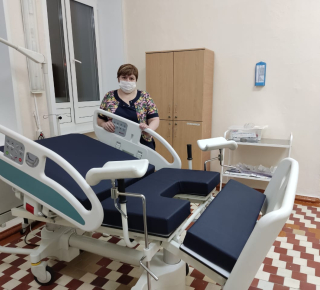 В акушерское отделение ЦГБ Кушвы поступили кровати для приема родов